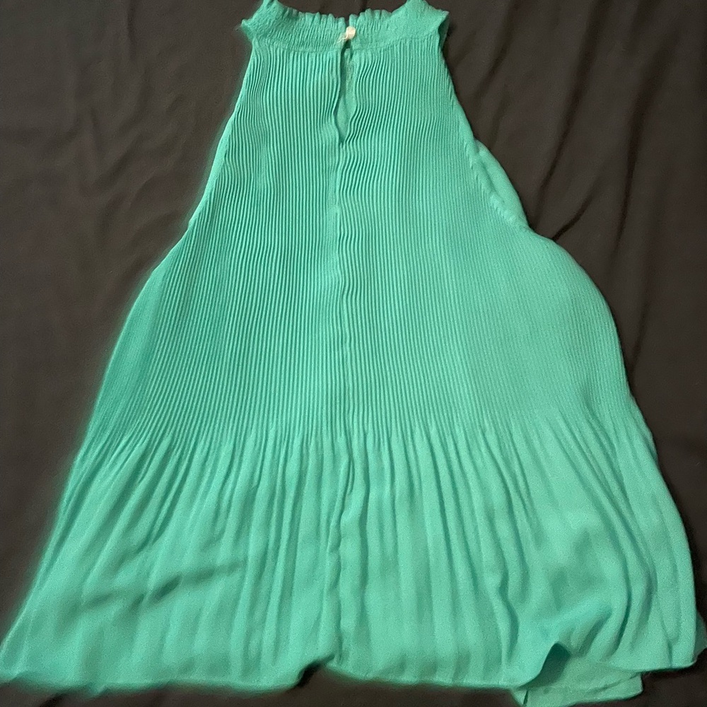Beautiful flowy top - Picture 2 of 2